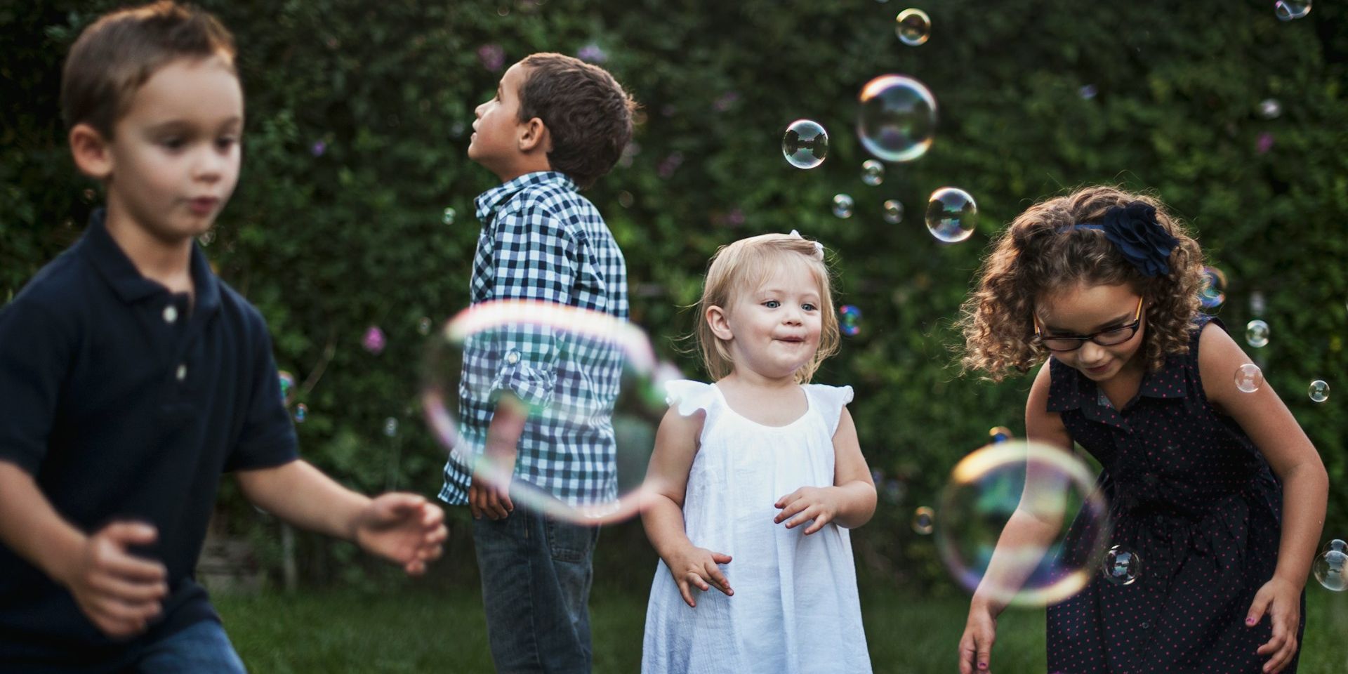 Plac zabaw|Na świeżym powietrzu, pośród zieleni i w zaciszu drzew znajduje się plac zabaw. Nudzie wstęp wzbroniony.